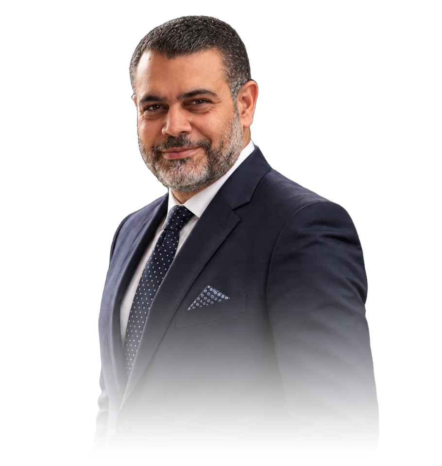 صورة أ.د. محمد مختار مبروك ببدلة كحلية