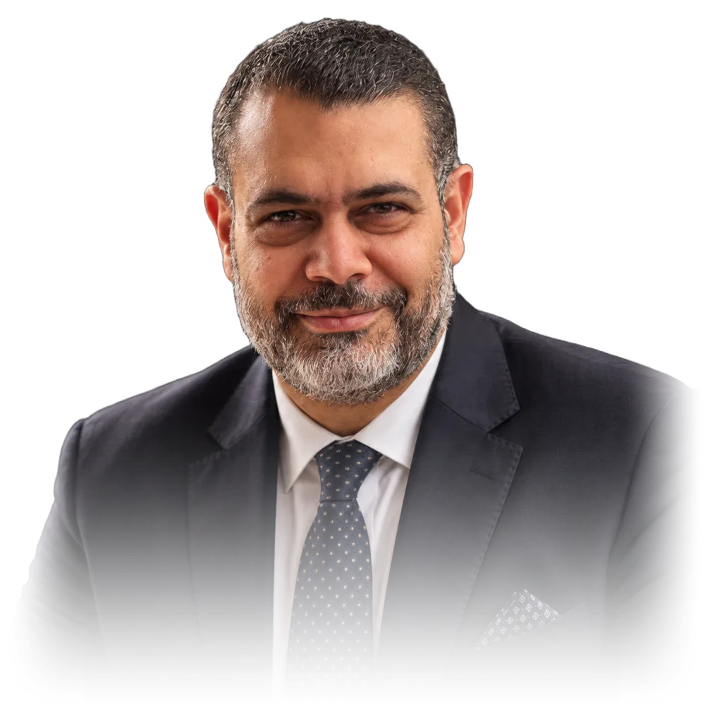 أ.د. محمد مختار مبروك جالسًا ببدلة كحلية